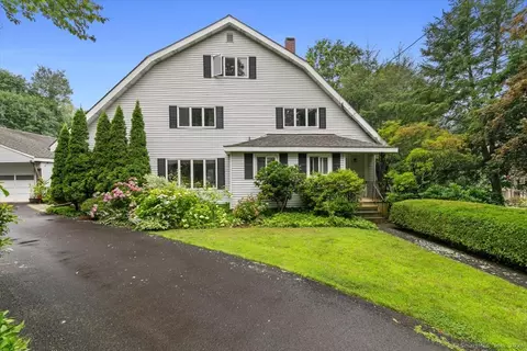 383 W Woods Rd, Hamden, CT 06518