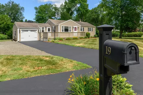 19 Shaw Dr, North Haven, CT 06473