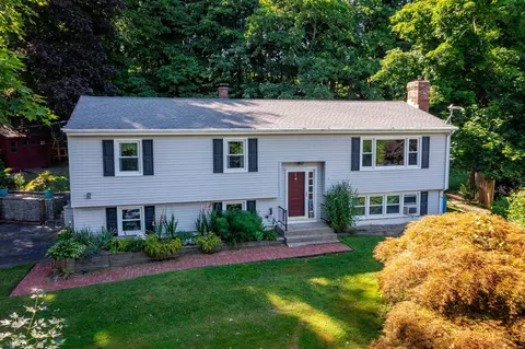 11 Roosevelt Dr, Newtown, CT 06470