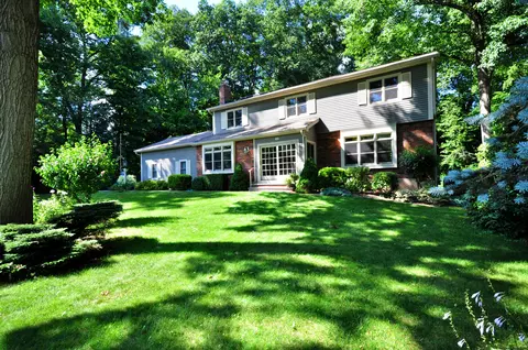 8 Drummer Dr, Windsor, CT 06095