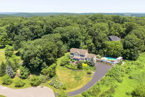 11 Briarwood Ln, Newtown, CT 06470