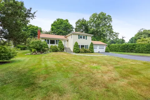 9 Holiday Dr, Norwalk, CT 06851