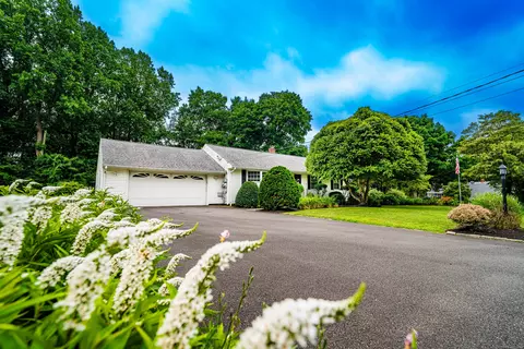 24 Primrose Dr, Trumbull, CT 06611