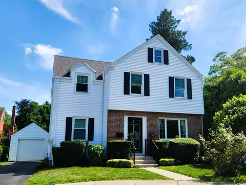 34 Henderson Rd, New London, CT 06320