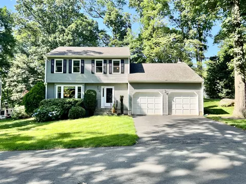 5 Old Village Ln, Farmington, CT 06085