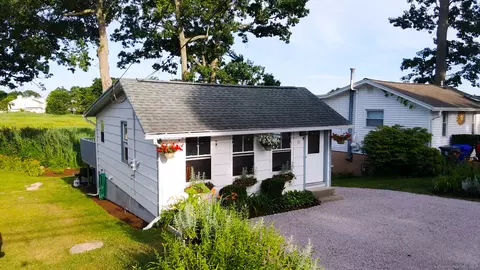 33 Waverly Park Rd, Branford, CT 06405
