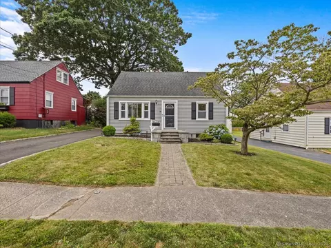 18 Southern Pkwy, Milford, CT 06460