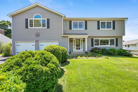 7 Woodchuck Ct, Norwalk, CT 06854