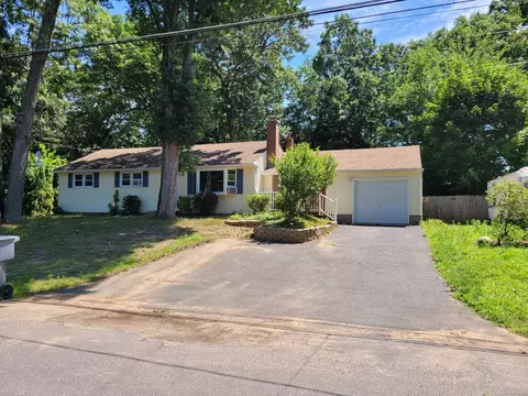 33 Sidor Dr, Enfield, CT 06082