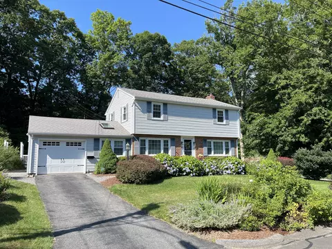 15 Schooner Dr, Stonington, CT 06378