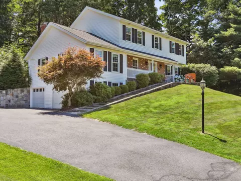 21 Columbia Dr, New Fairfield, CT 06812