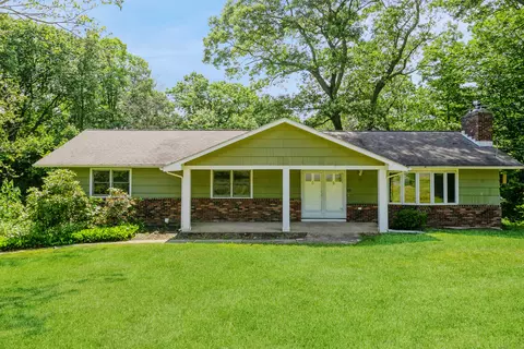 29 Greenbrier Rd, Trumbull, CT 06611