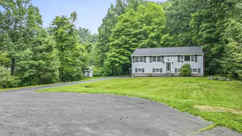 17 Chuck Wagon Ln, Danbury, CT 06810