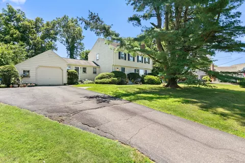 3 Ridgeview Dr, Bloomfield, CT 06002