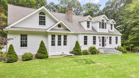 16 Country Village Ln, Clinton, CT 06413