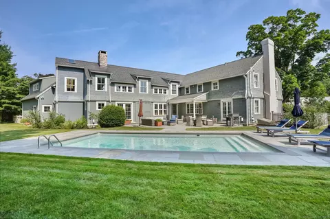 95 Sycamore Ln, Fairfield, CT 06824