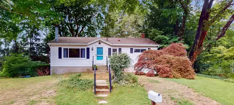 8 Country Dr, Norwich, CT 06360