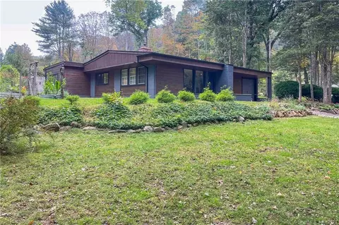 329 Brooks Rd, Bethany, CT 06524