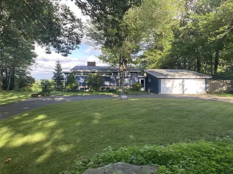 48 Savarese Ln, Burlington, CT 06013