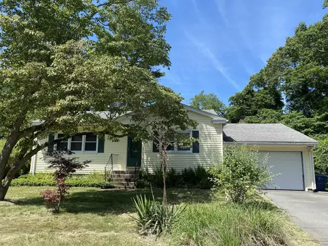 16 Lindros Ln, Waterford, CT 06385