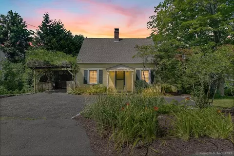 129 Glenwood Ave, Middlebury, CT 06762