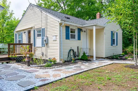 95 Parsons Rd, Enfield, CT 06082