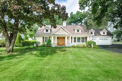 10 Hazelwood Ln, Stamford, CT 06905