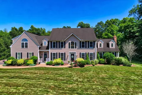 28 Schaeffer Rd, Bethany, CT 06524