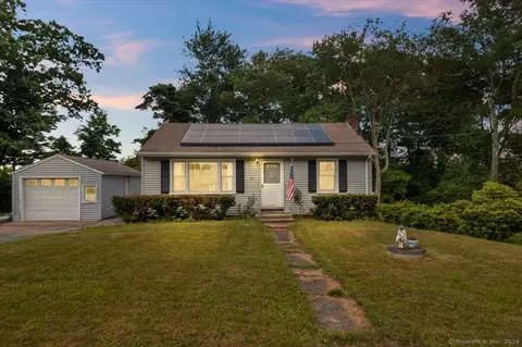 31 Fielding Ter, Uncasville, CT 06382