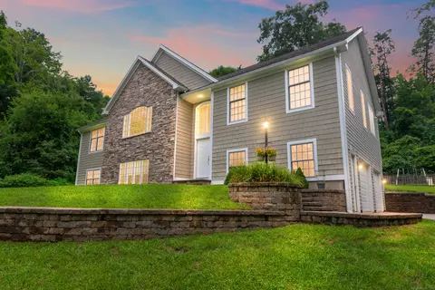 521 Canterbury Rd, Brooklyn, CT 06234