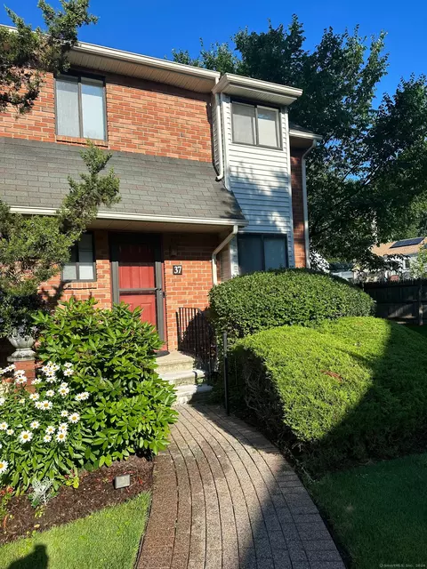 37 Danforth Ln #37, West Hartford, CT 06110