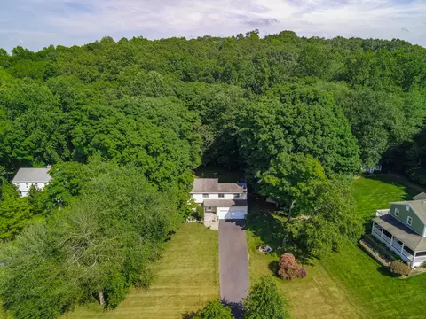 122 Guinevere Rdg, Cheshire, CT 06410