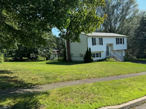 51 Windy Hill Dr, Middletown, CT 06457