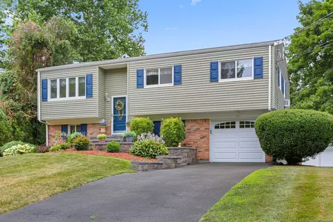 29 Donata Ln, Stamford, CT 06905