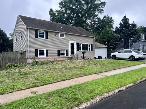 32 Fallon Dr, Hamden, CT 06514
