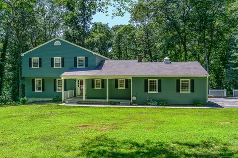 14 Maid Marion Dr, Ledyard, CT 06335