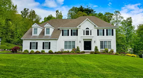 12 Thornwood Ln, Avon, CT 06001
