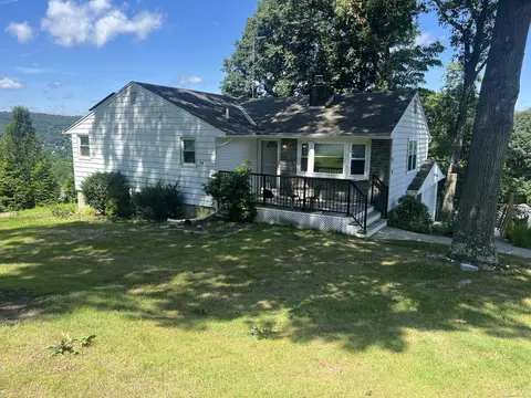 18 Woodcrest Dr, Naugatuck, CT 06770