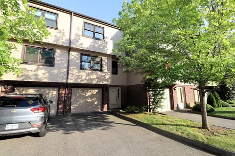 136 Mattabasset Dr #136, Meriden, CT 06450