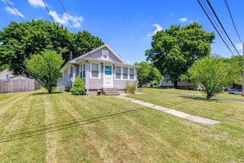 60 Mckenzie Ave, Meriden, CT 06451