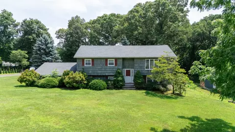14 Fairway Dr, Danbury, CT 06811