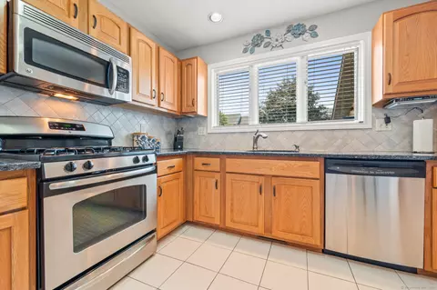 21 Steeplechase Dr #21, Newington, CT 06111