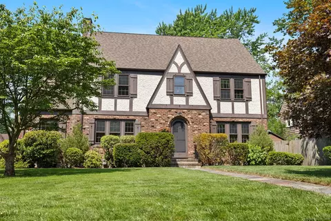 397 Quaker Ln N, West Hartford, CT 06119