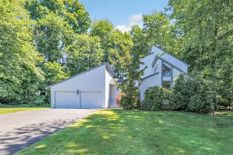 42 Revere Ln, Trumbull, CT 06611