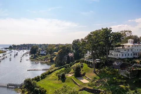 385 Harbor Rd, Fairfield, CT 06890