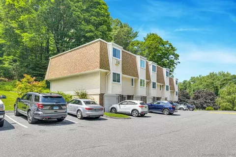 97 Chestnut St #B, Bethel, CT 06801