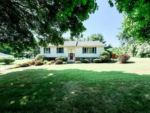 33 Fairway Dr, Brooklyn, CT 06234