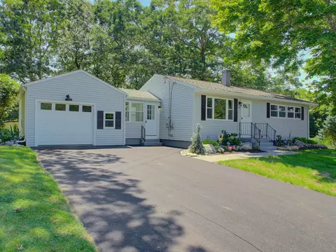 74 Oslo St, Groton, CT 06355