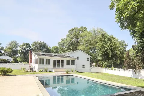 6 Columbine Ln, Norwalk, CT 06851