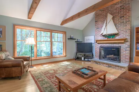 2 Newberry Ct, Farmington, CT 06032
